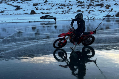 Profesyonel motosikletçi Atlı'dan Çıldır Gölü'nde buz üstünde drift şov