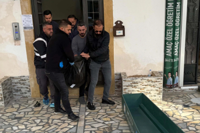 Hastaneye gitmek için sözleştiği kızı tarafından evinde ölü bulundu