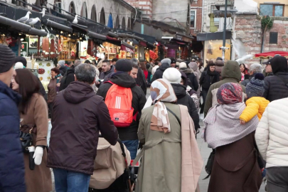 Yeni yıla bir gün kala Eminönü'nde alışveriş yoğunluğu