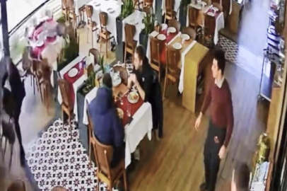 İstanbul - Esenyurt'ta müzisyen Cahit Berkay'ın kullandığı otomobil restorana girdi