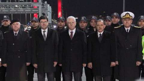 İstanbul- Vali Gül, 15 Temmuz Şehitler Köprüsü'nde denetimlere katıldı; sürücülerin yeni yılını kutladı