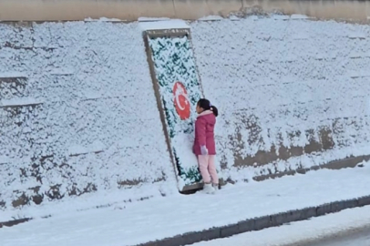 7 yaşındaki Zeynep'in bayrak sevgisi: Karı temizledi, öperek onurlandırdı