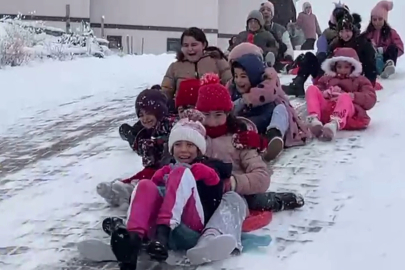 Kızak yoksa poşet var: Yusufeli'nin yeni yerleşiminde renkli kar eğlencesi