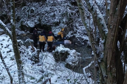 Deredeki otomobile 20 metre mesafede cesedi bulundu