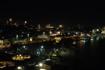 Fatih Sarayburnu'nda toplananlar, boğazdaki havai fişek gösterisi ile yeni yıla girdi