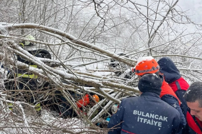 Karda kayan otomobil metrelerce aşağı uçtu