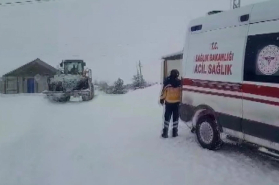 Varto'da kar engeli: İş makinesi hem yol açtı hem hasta taşıdı