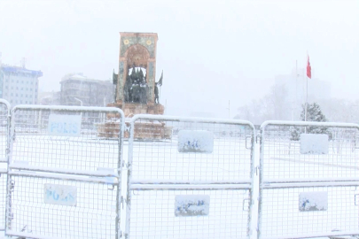 İstanbul'da kar yağışı etkili oldu; Taksim Meydanı beyaza büründü