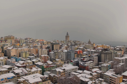 Meteoroloji uyardı, kar başladı: İstanbul'un simgeleri beyazla buluştu