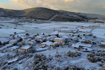 Ege'de kartpostallık manzara: Bağ ve bahçeler beyaza büründü