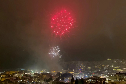 Kapadokya'da yeni yıla havai fişek eşliğinde eğlenerek girdiler