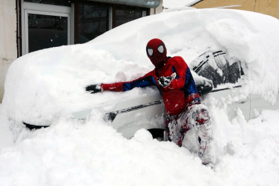'Örümcek Adam' kostümüyle depremzedeyi ziyaret etti, kaldırım temizleyip çocuklarla kar topu oynadı