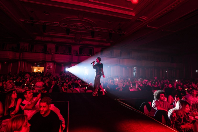 Sibel Can yeni yılı sahnede karşıladı...