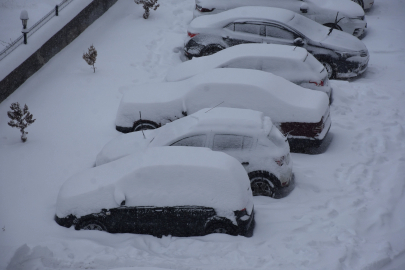 Sivas'ta 947 yerleşim yeri ulaşıma kapandı; okullar yarın da tatil