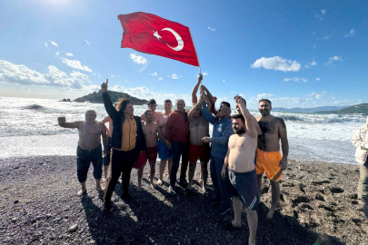 Yılın ilk günü denize girip 'turizm sadece yazla sınırlı değil' mesajı verdiler