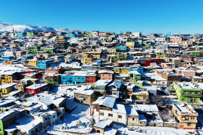 Havadan görüntülendi: Kayseri'nin renkli evleri karla buluştu