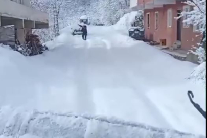 Kar küreme aracı geldi, eğlence başladı