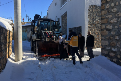 Ambulansa ulaşamayan hasta belediye kepçesiyle kurtarıldı