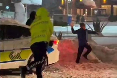 Mardin'de iç ısıtan görüntü: Polisler çocuklarla kartopu oynadı