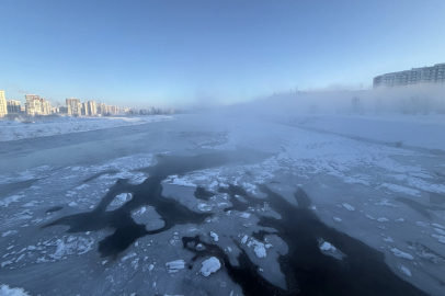Sibirya değil Sivas: Nehir yüzeyi buzla kaplandı, sis büyüledi