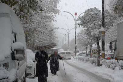 Buzda Yürümenin Püf Noktası: Doktor İsmail Güler Uyardı, O Ayakkabıları Sakın Giymeyin