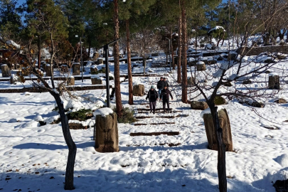 Gaziantep'te 3 Bin Yıllık Kış Masalı: Yesemek’in Bazalt Heykelleri Beyaza Büründü