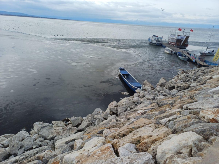 Türkiye’nin En Büyüğü Buz Kesti: Beyşehir Gölü’nde Tekneler Kıyıya Hapsoldu