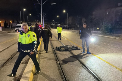 Eskişehir’de Tramvaydan İnen Yayalara Feci Çarpan Sürücü Kaçtı