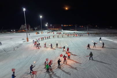 Sivas Yıldız Dağı’nda Görsel Şölen: Kayak Sezonu Meşaleler ve Havai Fişeklerle Başladı