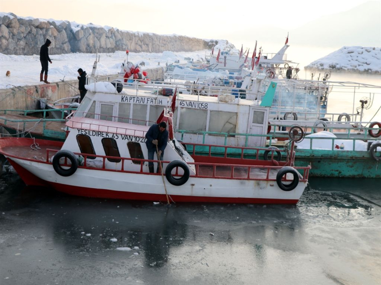 Demir Çubuklarla Yol Açıyorlar