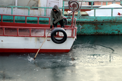 Van Gölü'nde Eksi 20 Derece Mesaisi: Buzları Kıra Kıra "Vira Bismillah" Diyorlar