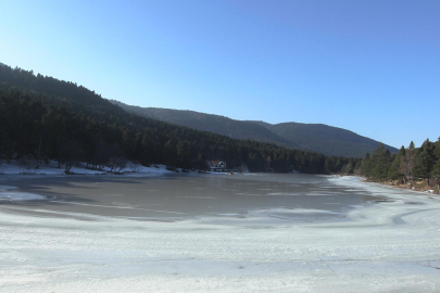 Bolu’nun İncisi Gölcük Buz Kesti: Beyaz Masalın İçinde "Hayati" Uyarı