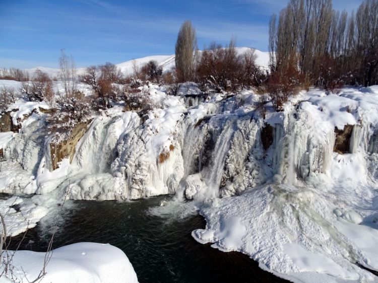Doğanın Buzdan Heykeli: Muradiye Şelalesi Kış Masalına Dönüştü
