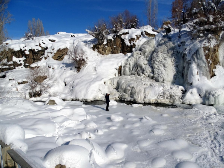 Van'da Eksi Derecelerin Yarattığı Görsel Şölen: Fotoğrafçılar Muradiye'ye Akın Ediyor
