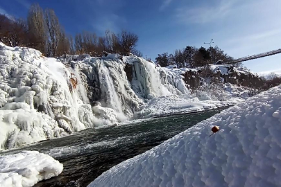 Hem Akıyor Hem Donuyor: Muradiye Şelalesi’nde Kartpostallık Manzaralar