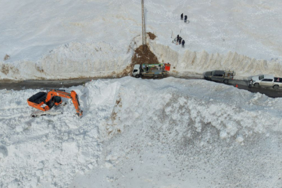 Van’da "Enerji" Savaşçıları: Çığ Bölgesinde Araçların Giremediği Noktalara Yürüyerek Ulaşıyorlar