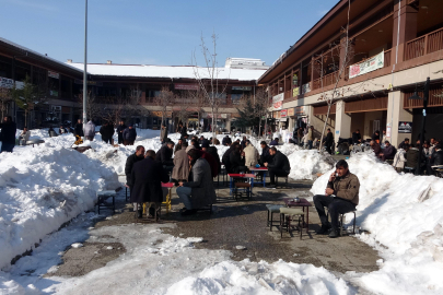 Kar Çile Değil Keyif Oldu! Van Erciş’te Esnafın Yaratıcı "Kar Kafe"si