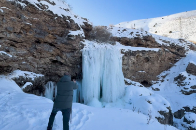 Doğanın Buzdan Sanatı: Sırakayalar Şelalesi’nde Kartpostallık Görüntüler