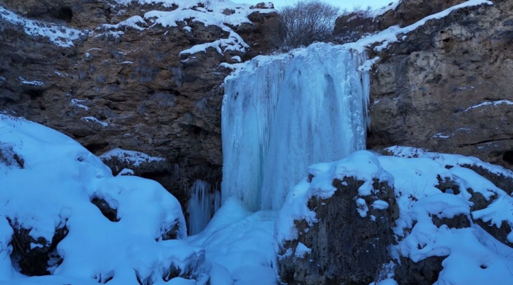 Bayburt'ta Sırakayalar Şelalesi buz tuttu