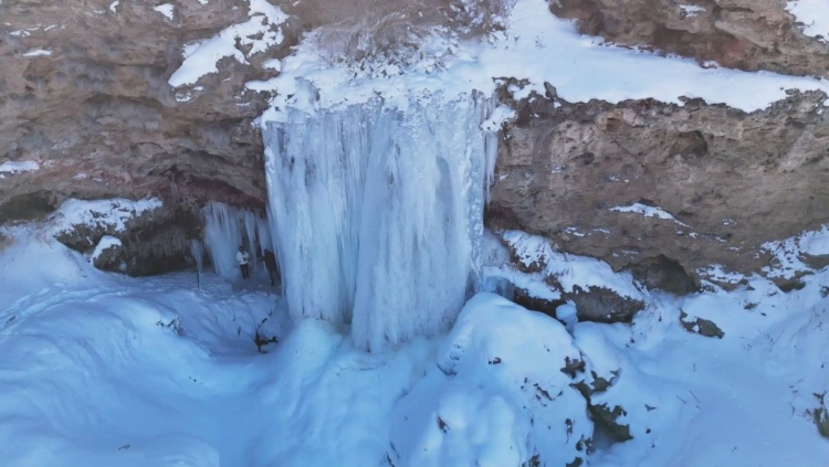 Bayburt'ta Sırakayalar Şelalesi buz tuttu