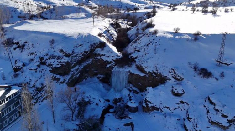 Bayburt'ta Sırakayalar Şelalesi buz tuttu