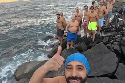 Dev Dalgalar Onları Durduramadı! Sarayburnu'nda Korkusuzların Deniz Keyfi