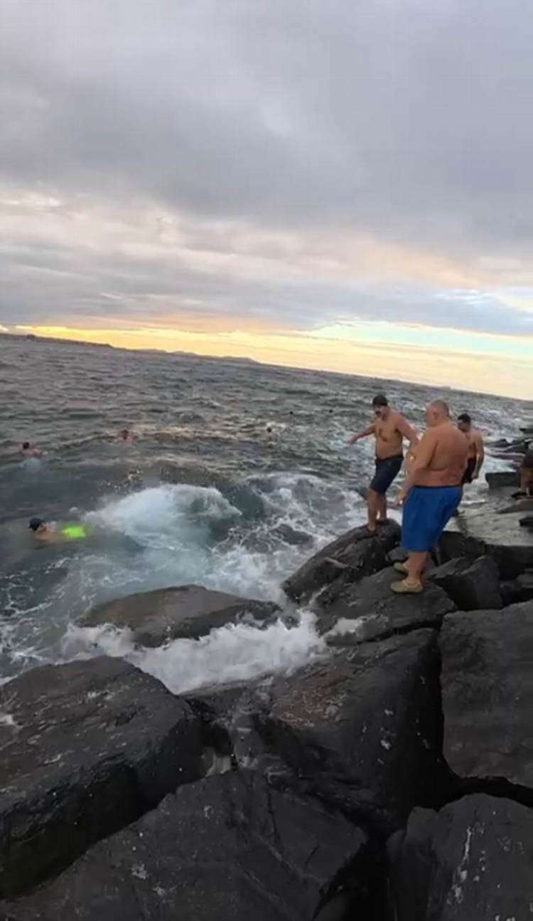 Sarayburnu'nda lodosa rağmen denize girdiler