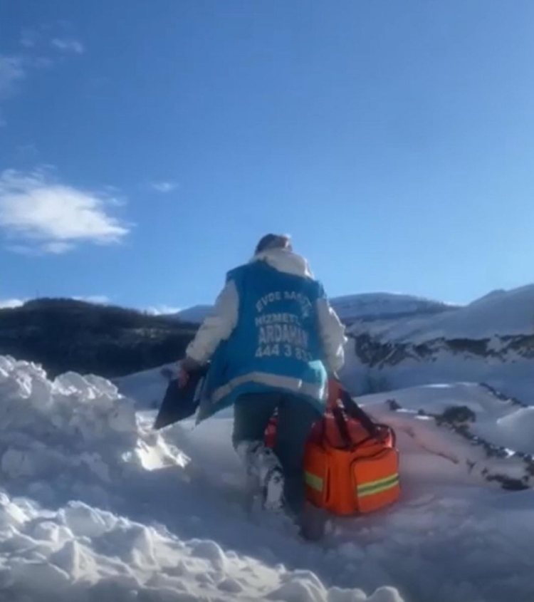 Kar kış demeden evlerdeki hastalara ulaşıyorlar