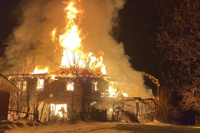 200 Yıllık Tarih Bir Gecede Kül Oldu!: Eflani’de Tarihi Ahşap Ev Tamamen Yandı