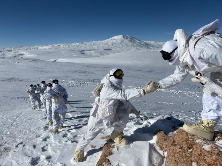 MSB'den Gururlandıran Paylaşım: 5. Hudut Tugayı Zorlu Şartlara Meydan Okuyor
