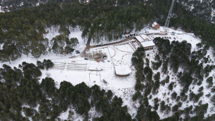 Osmaniye'de Amanos Dağları beyaz örtüyle kaplandı. Çam ağaçlarının alt kısımları ve evlerin çatılarında biriken karların oluşturduğu manzara dronla havadan görüntülendi