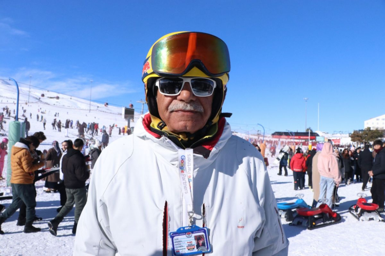 Avrupa'nın önde gelen kayak merkezlerinden Alpler’de 11 yaşında aldığı eğitimin ardından Avusturya’dan Kayseri’ye taşınan Veysel Değirmenci (Fotoğrafta), Erciyes Kayak Merkezi’nde 40 yıldır kayak hocalığı yapıyor. 