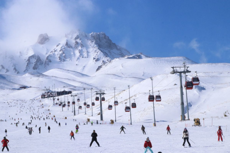 Türkiye'nin önemli kış turizm merkezlerinden biri olan Erciyes Kayak Merkezi’nde sezon açılışının yapıldığı 20 Aralık’tan bu yana geçen 20 günlük sürede yerli ve yabancı 550 bin ziyaretçi ağırlandı. 