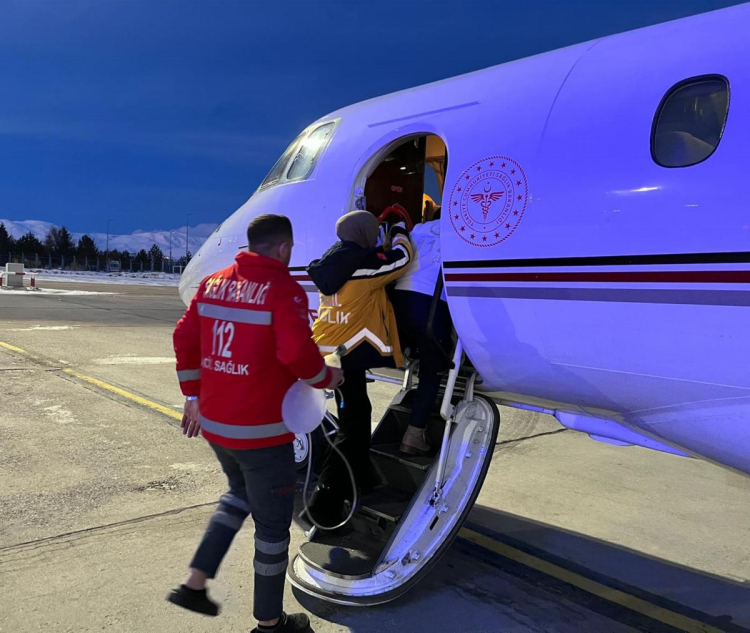 Ağrı’da Down sendromlu dünyaya gelen 5 aylık bebek kalp yetmezliği sorunu yaşayınca ambulans uçakla Ankara’ya nakledildi.